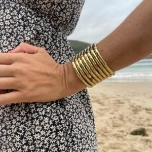 Pulsera de color dorada y estilo culebra