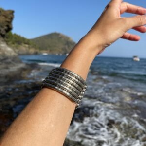 Pulsera con seis líneas de color plateado