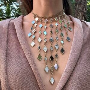 Collar de Rombos Dorado y Plateado Diseño Cascada Elegancia y Modernidad Cierre Gargantilla Ajustable para Ocasiones Especiales