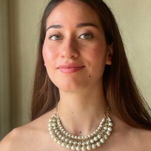 Collar de perlas con detalles color dorado